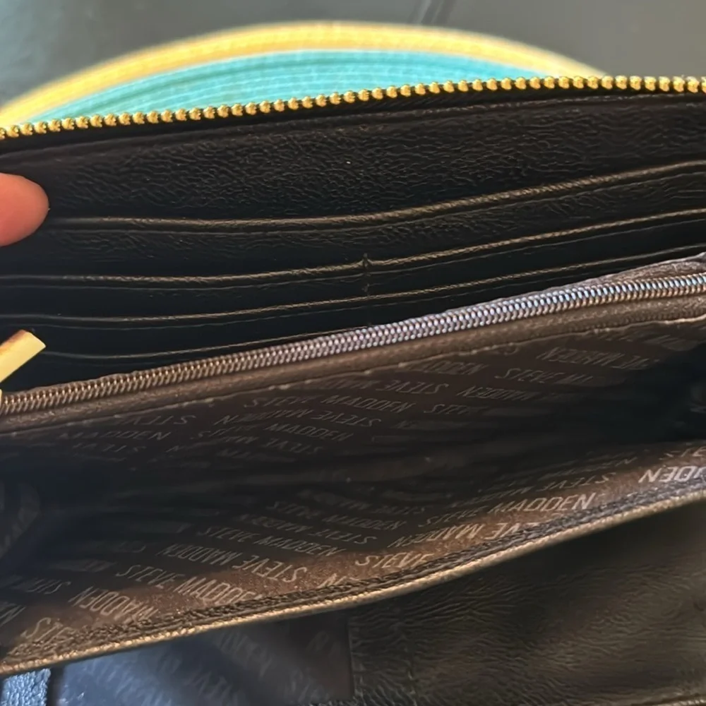NWOT Gorgeous Steve Madden BZIPPY Black /Gold Zip All Around Wallet Wristlet
